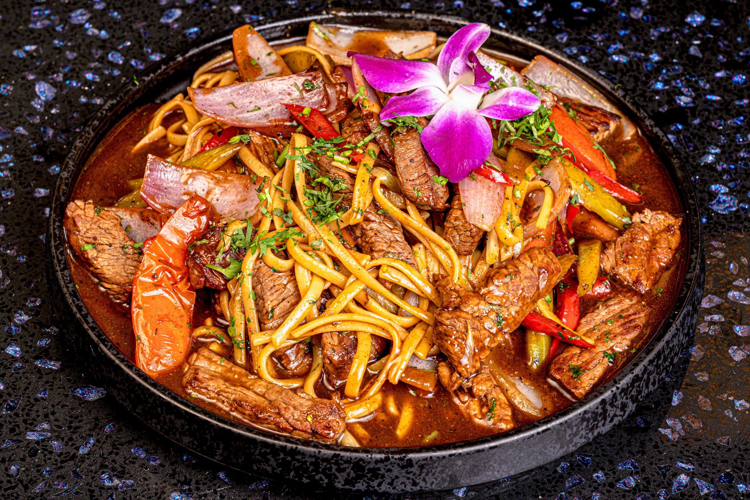 Wok stir-fried noodles with beef and vegetables